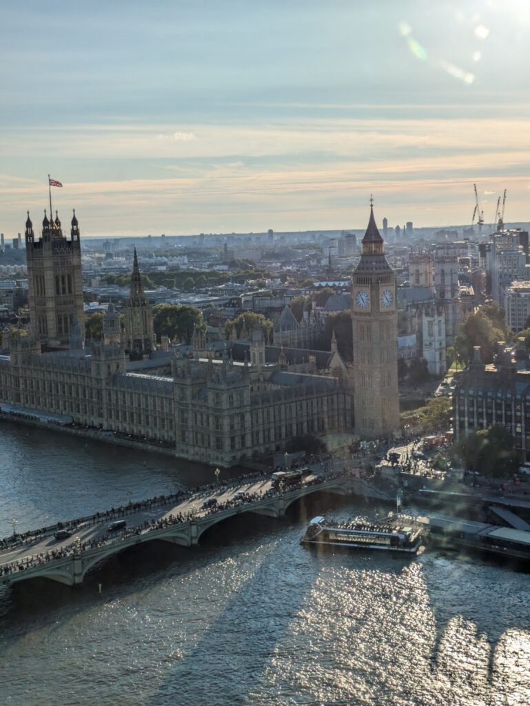 Die Skyline von London zieht Touristen wie Einheimische in ihren Bann.