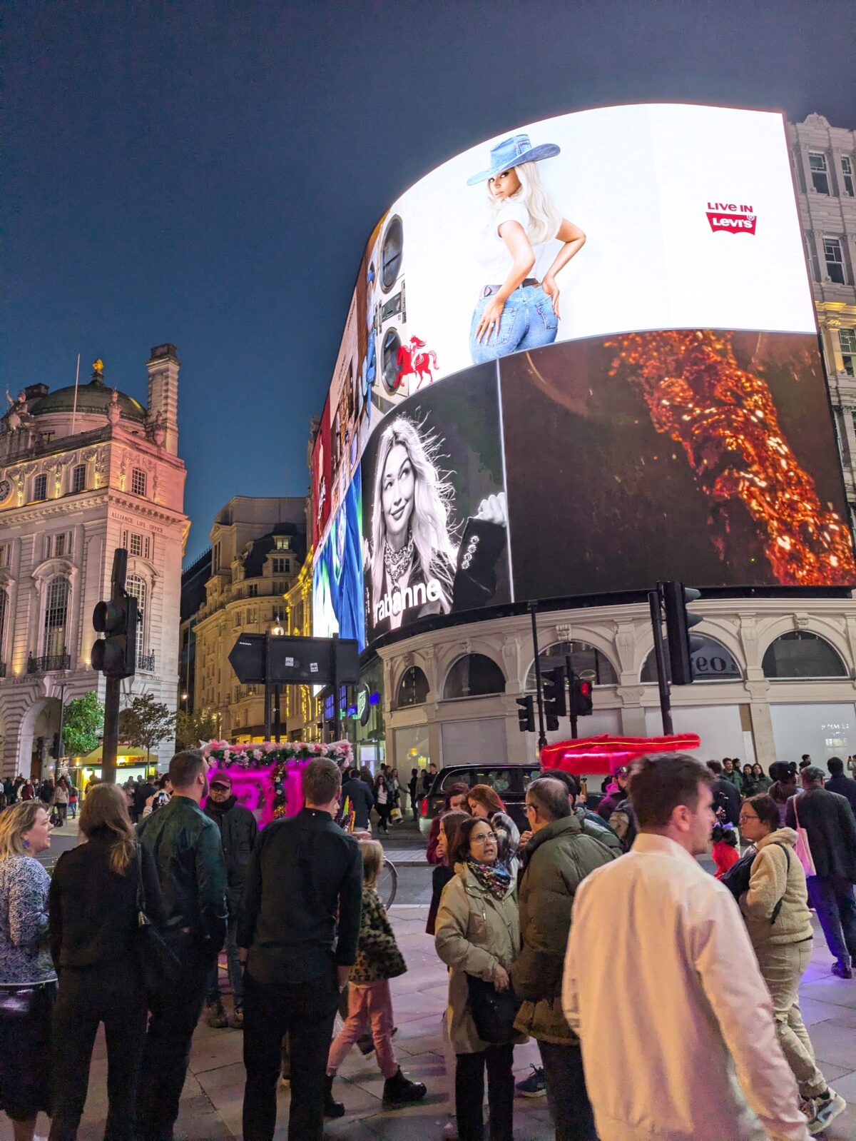 Der Picadilly Circus ist einer der bekanntesten und zugleich belebtesten Plätze Londons.