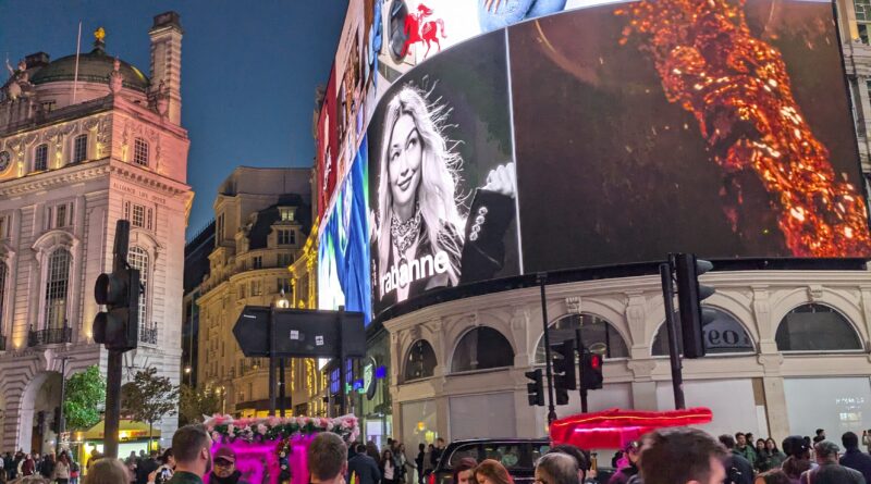 Der Picadilly Circus ist einer der bekanntesten und zugleich belebtesten Plätze Londons.