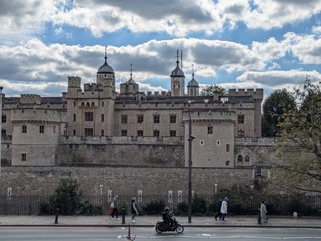 Im Tower of London können die britischen Kronjuwelen besichtigt werden.