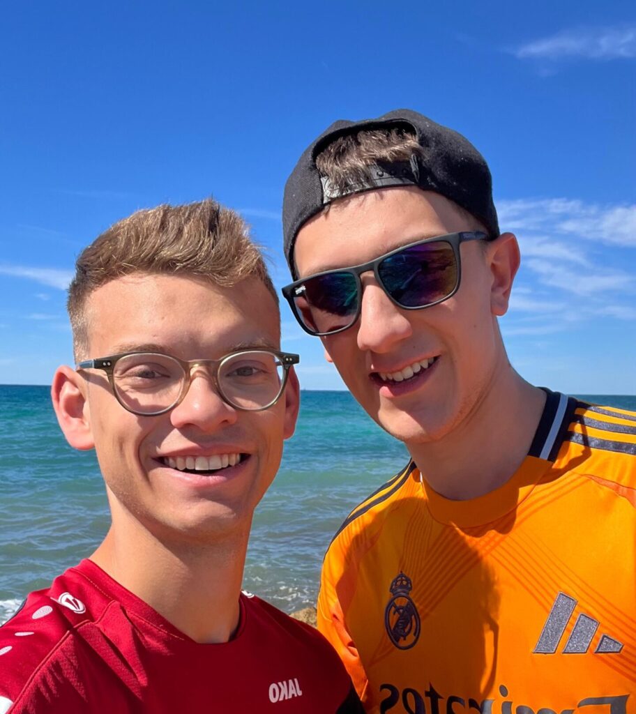 Joven und Jo (v.l.n.r.) in Oropesa Del Mar, Spanien