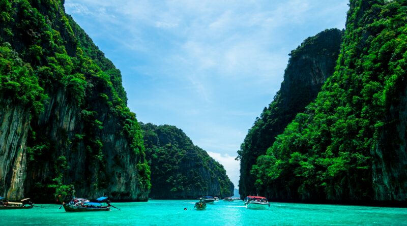 Phuket ist eines der belibtesten Reiseziele in Thailand (Foto: Mike Swigunski/Unsplash)