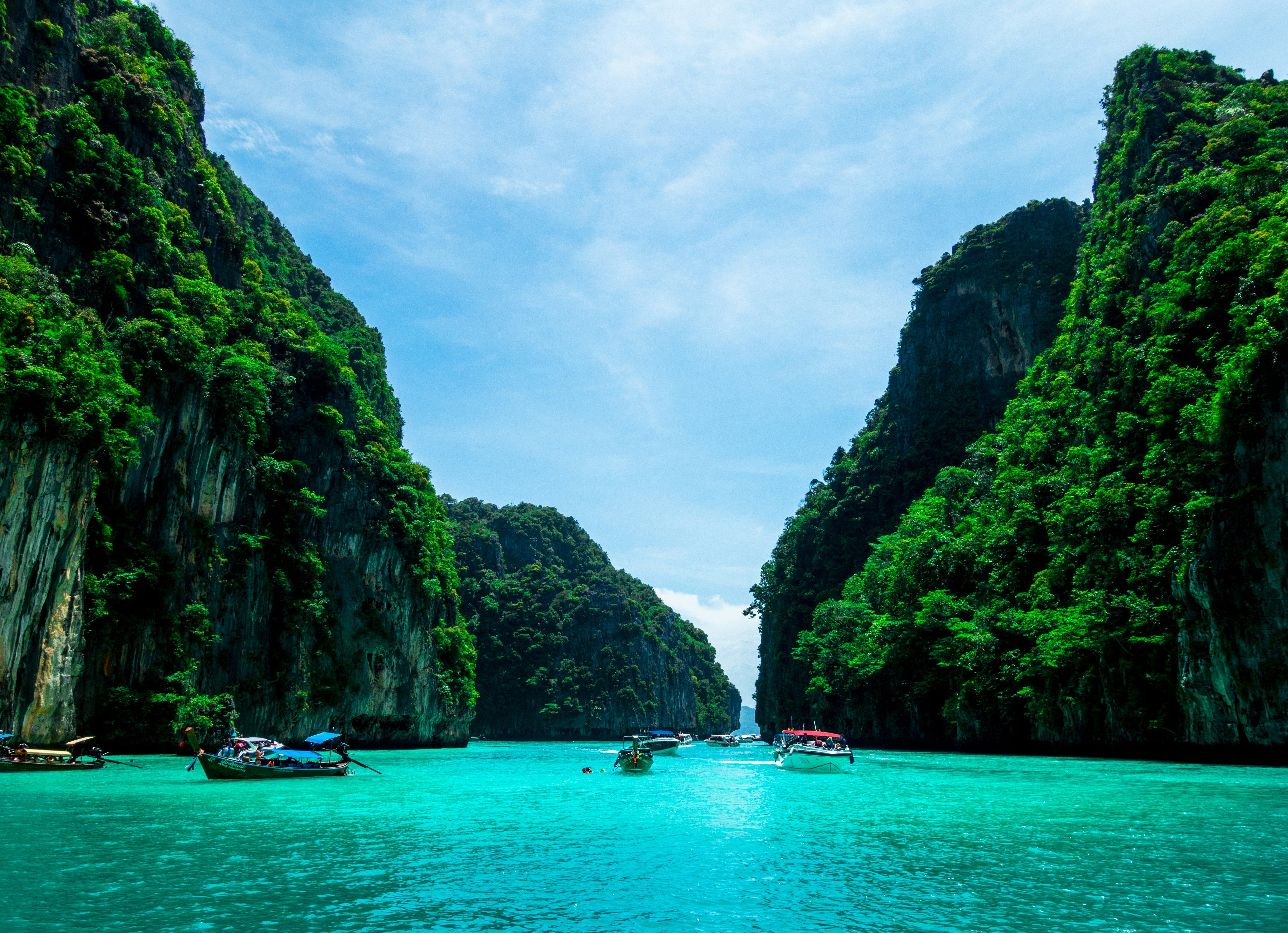 Phuket ist eines der belibtesten Reiseziele in Thailand (Foto: Mike Swigunski/Unsplash)