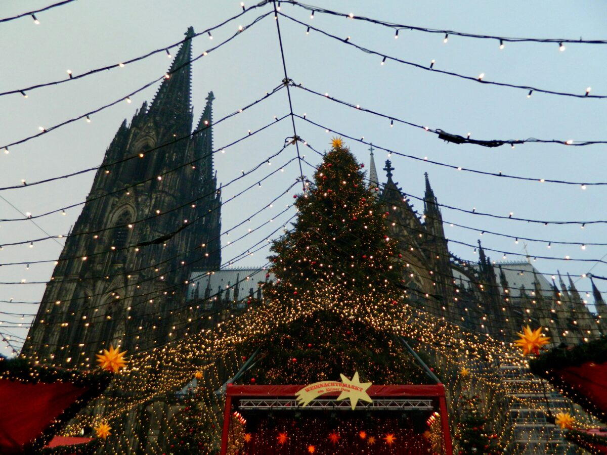 Der Weihnachtsmarkt am Kölner Dom ist einer der bekanntesten in der Stadt (Foto: Ezgi Deliklitas/Unsplash)