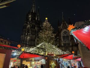 Millionen Besucher strömen jährlich auf den Weihnachtsmarkt am Roncalliplatz. (Foto: Jo Reule)