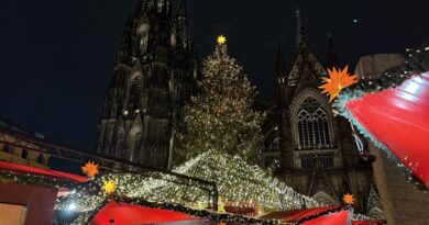 Millionen Besucher strömen jährlich auf den Weihnachtsmarkt am Roncalliplatz. (Foto: Jo Reule)