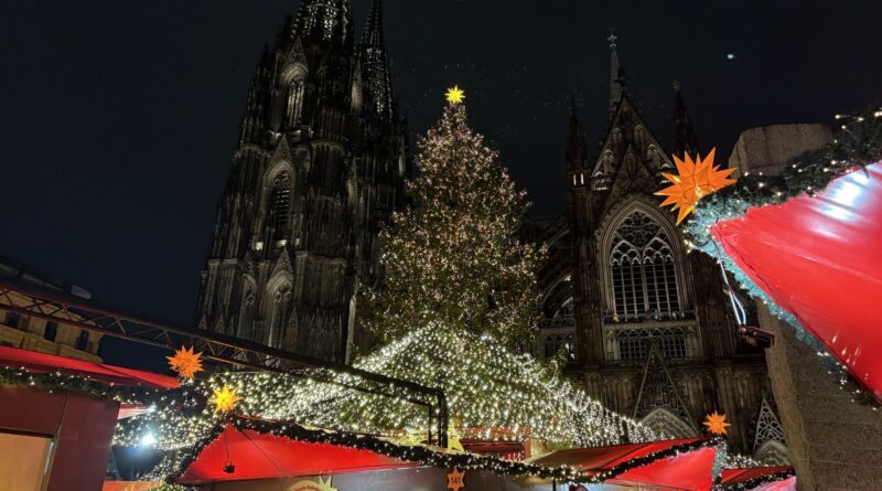 Millionen Besucher strömen jährlich auf den Weihnachtsmarkt am Roncalliplatz. (Foto: Jo Reule)