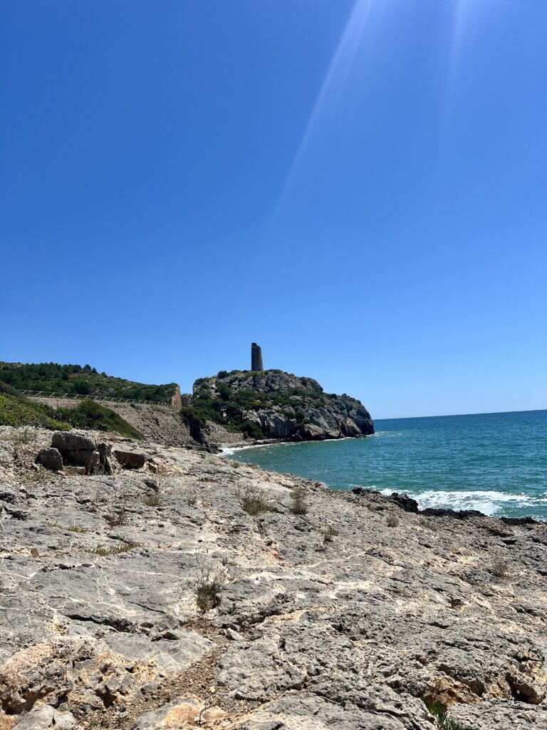 Ein historischer Wachturm am Via Verde del mar. (Foto: Joven Scholte Aalbes)