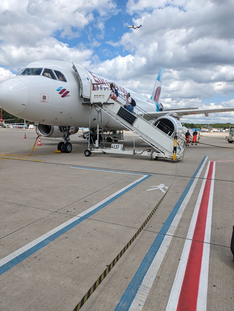 Fluggäste steigen in Eurowings-Maschine ein