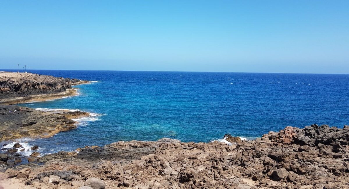 Der vulkanische Ursprung der Kanarischen Inseln ist an den Küsten - wie hier auf Fuerteventura - bis heute sehr gut erkennbar. (Foto: Jo Reule)