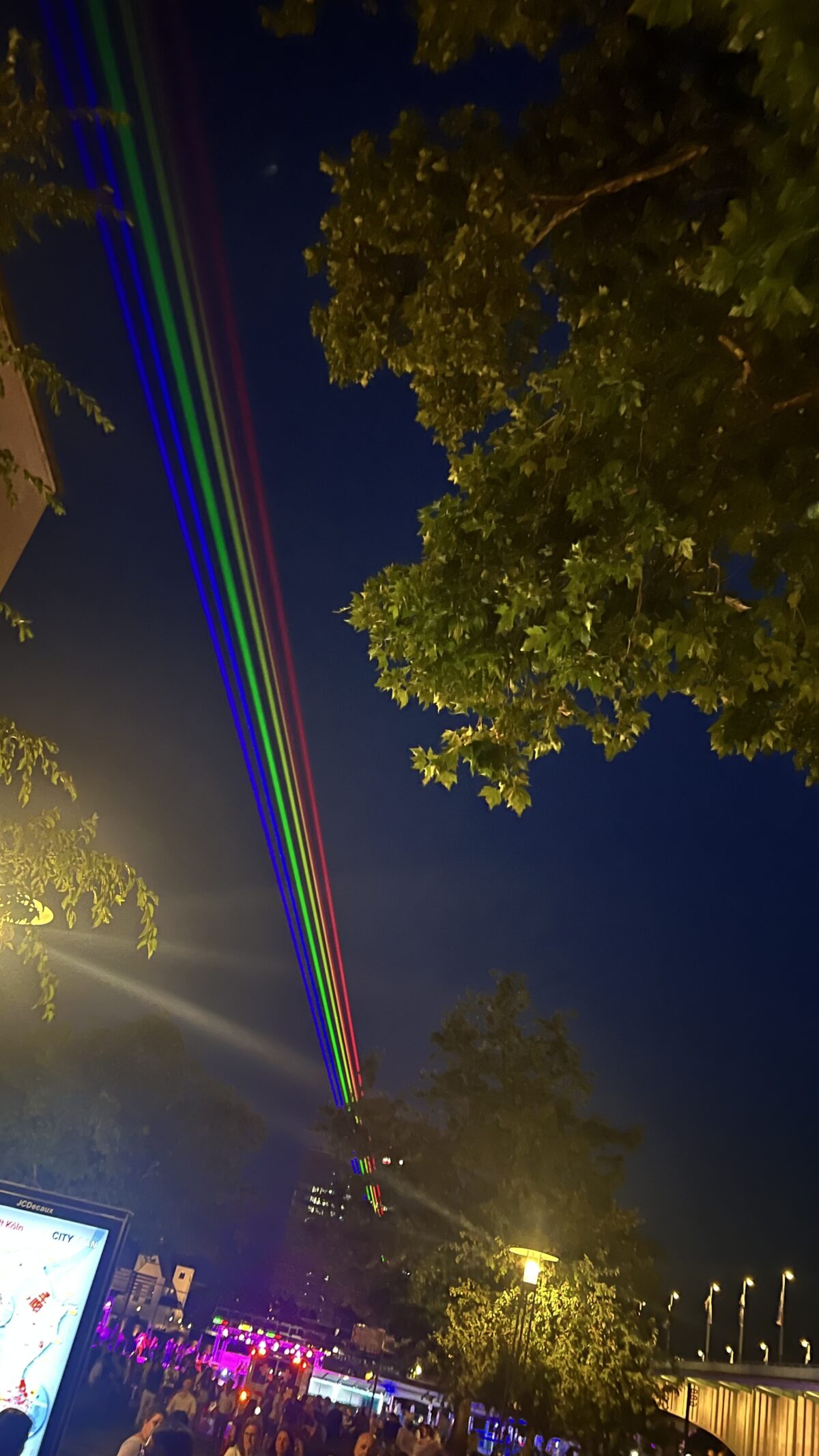 Die Pride-Farben über den Abendhimmel beim CSD 2025 (Foto: Joven Scholte Aalbes)
