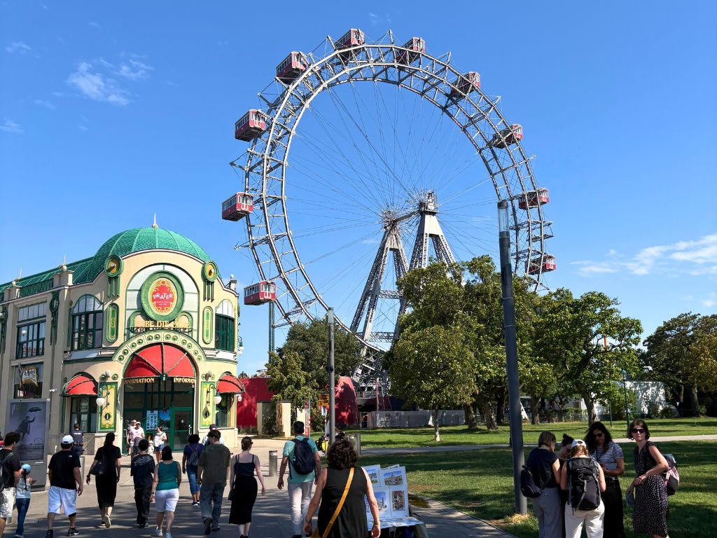 Der Prater in Wien. Im Hintergrund sieht man das historische Riesenrad.