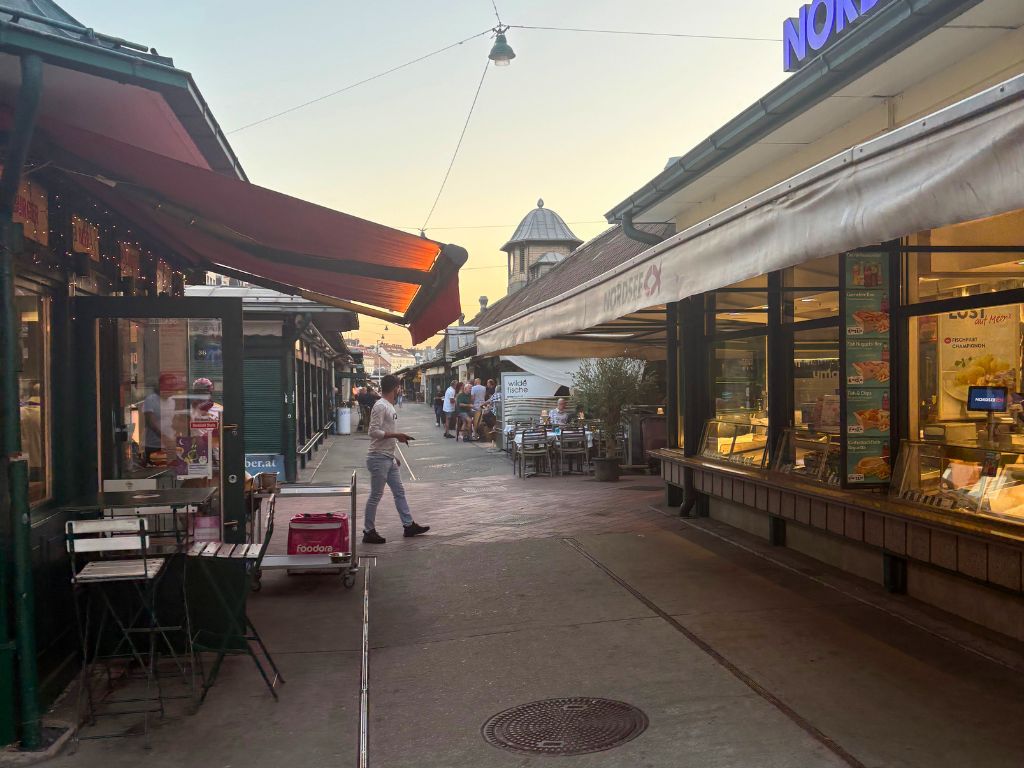 Der Naschmarkt in Wien. Das Bild zeigt eine Gasse des Naschmarktes.