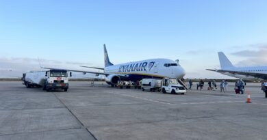 Ein Ryanair-Flugzeug steht am Flughafen Weeze