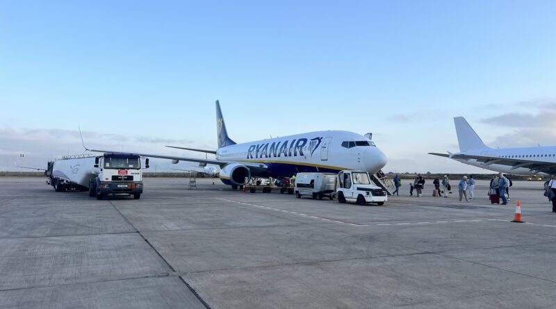 Ein Ryanair-Flugzeug steht am Flughafen Weeze