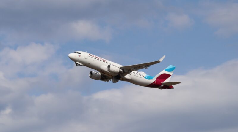 Eine Eurowings-Maschine startet am Flughafen Köln/Bonn