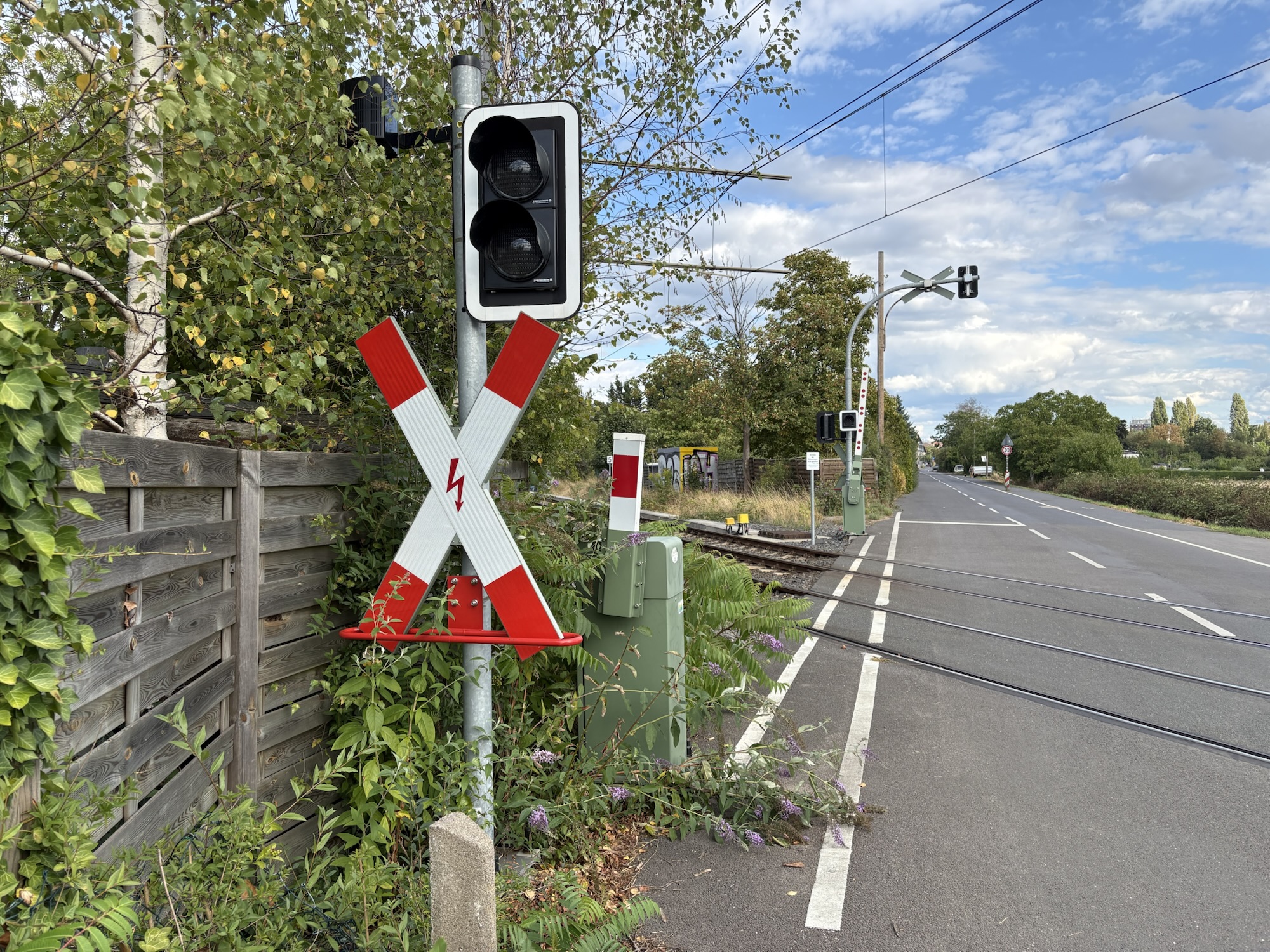 Bahnübergang mit Deutschlands kleinster Bahnschranke in Köln-Weidenpesch