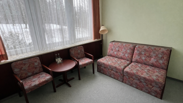 Sitzecke im Zimmer im DDR-Charm im Harz Hotel Vogelberg (Foto: Joven Scholte Aalbes) Zimmer im DDR-Charm im Harz Hotel Vogelberg (Foto: Joven Scholte Aalbes)