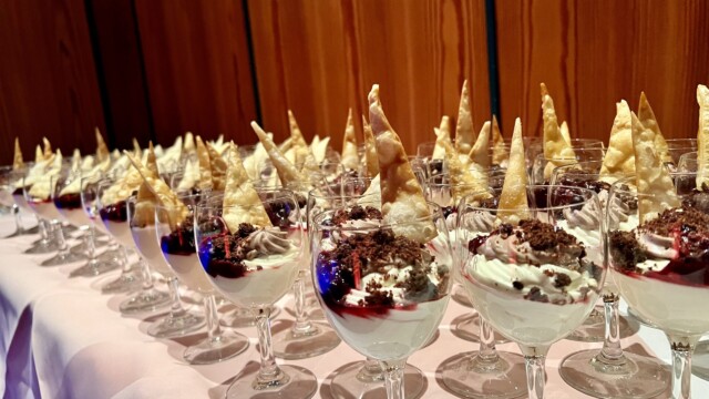 Leckerer Nachtisch (Foto: Joven Scholte Aalbes) Das Bild zeigt mehrere Dessertgläser. Brot steht heraus wie ein kleiner Hut.