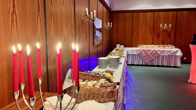 Das Buffet geschmückt mit Kronleuchtern. (Foto: Joven Scholte Aalbes) Im Harz-Hotel-Vogelberg gab es ein leckeres Salat und Desserbuffet.